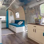 Luxury Vintage Airstream Rv/caravan Retro Charm Meets Comfort 营地