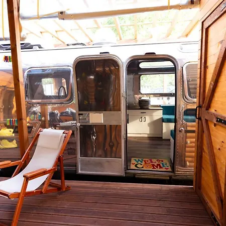 אתר קמפינג Luxury Vintage Airstream Rv/caravan Retro Charm Meets Comfort קיטן