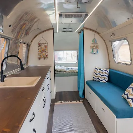 Luxury Vintage Airstream Rv/caravan Retro Charm Meets Comfort * קיטן