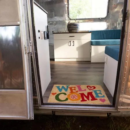 אתר קמפינג Luxury Vintage Airstream Rv/caravan Retro Charm Meets Comfort *