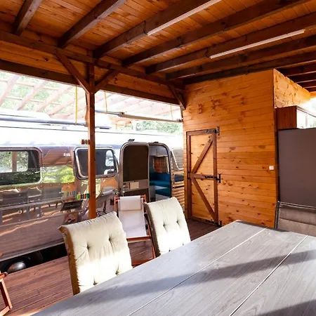 אתר קמפינג Luxury Vintage Airstream Rv/caravan Retro Charm Meets Comfort קיטן