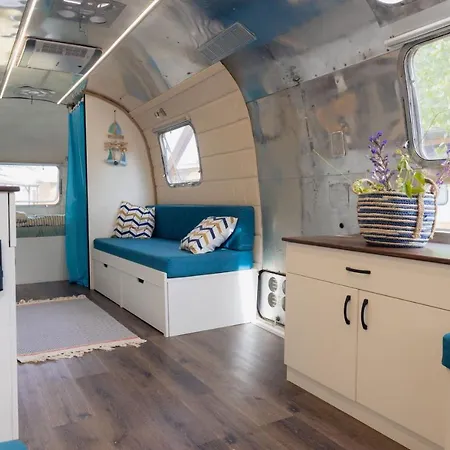 Luxury Vintage Airstream Rv/caravan Retro Charm Meets Comfort אתר קמפינג