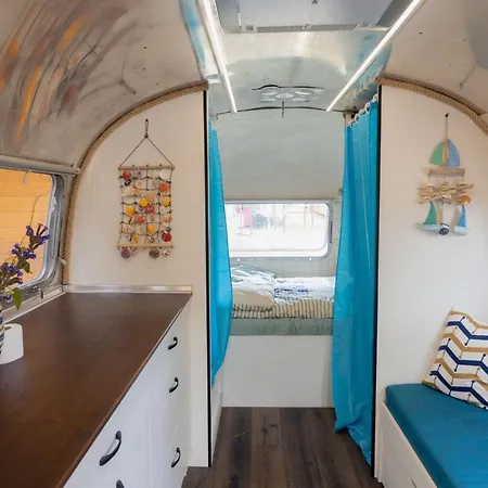 אתר קמפינג Luxury Vintage Airstream Rv/caravan Retro Charm Meets Comfort קיטן