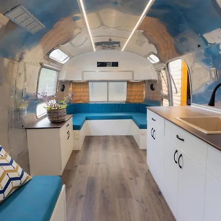 Camping Luxury Vintage Airstream Rv/caravan Retro Charm Meets Comfort