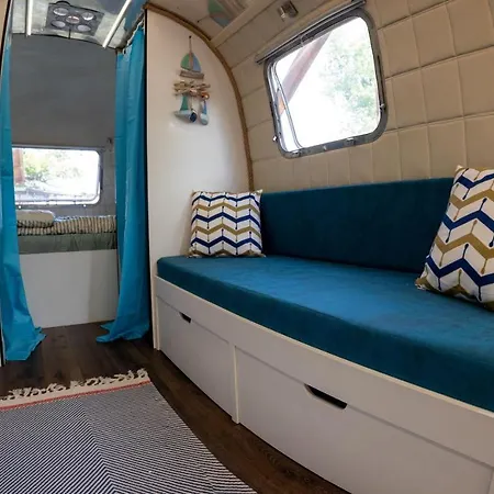 Luxury Vintage Airstream Rv/caravan Retro Charm Meets Comfort קיטן